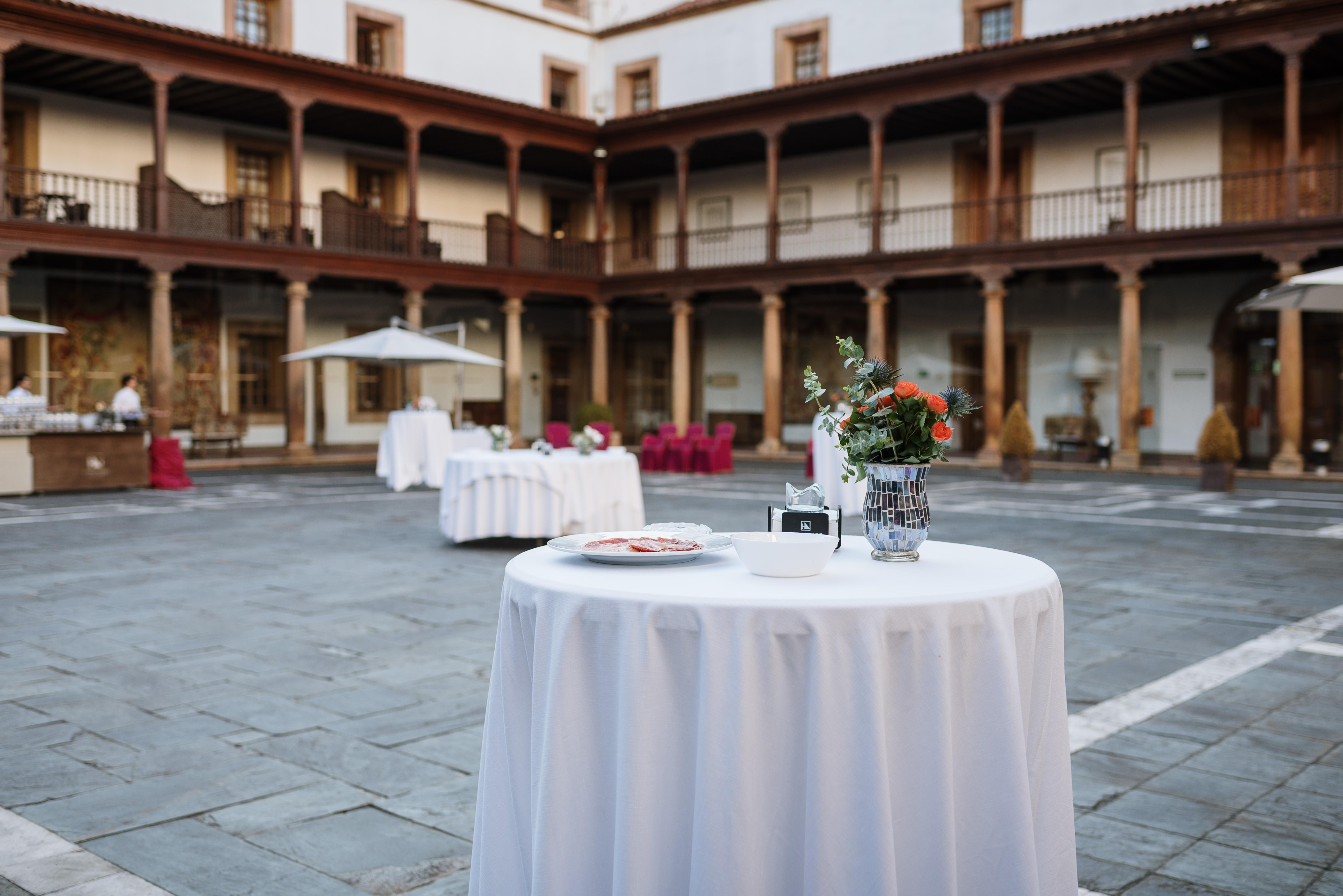 Eurostars Hotel De La Reconquista Oviedo Exterior photo The courtyard of the University of Valencia