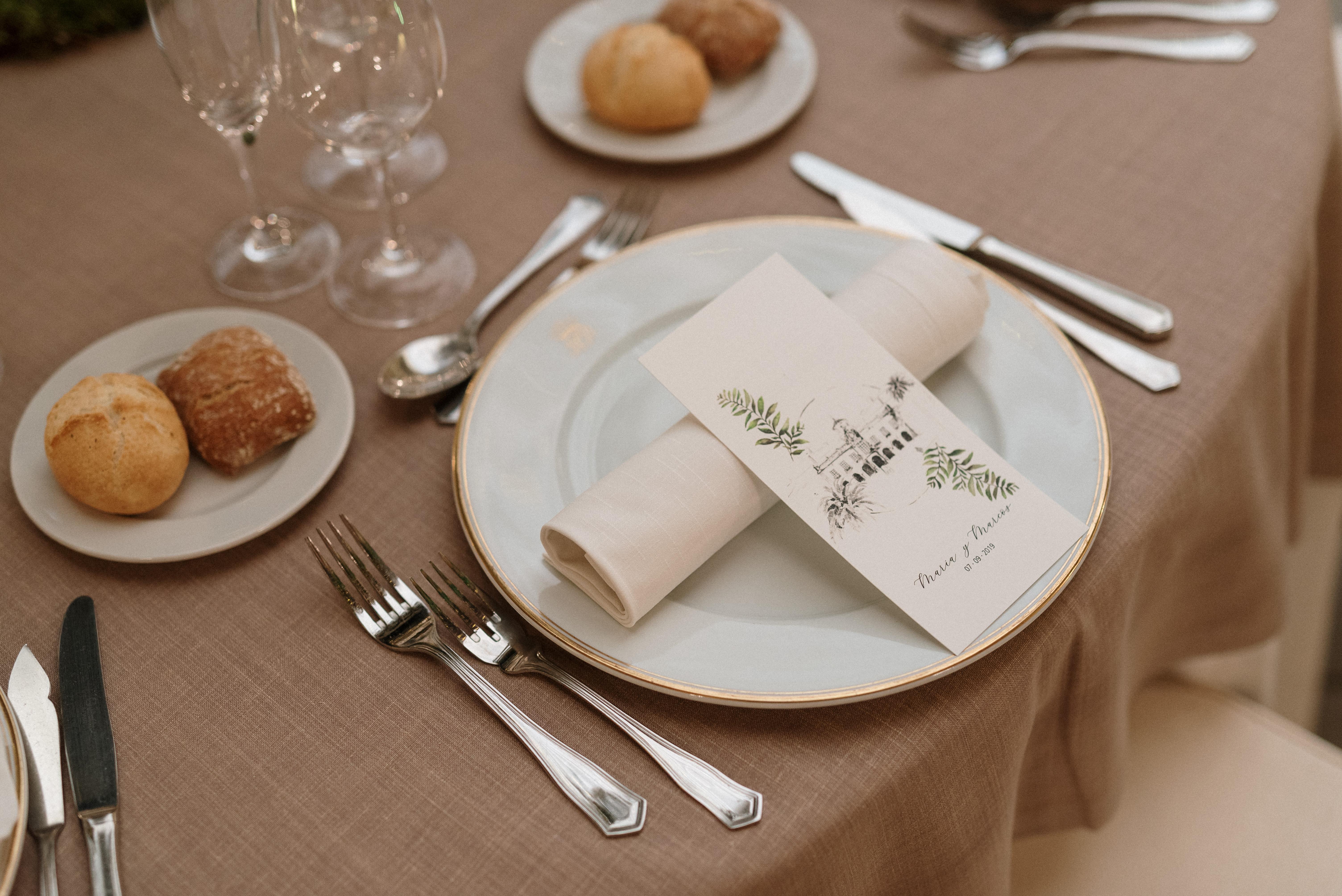 Eurostars Hotel De La Reconquista Oviedo Exterior photo A Christmas cracker on a place setting