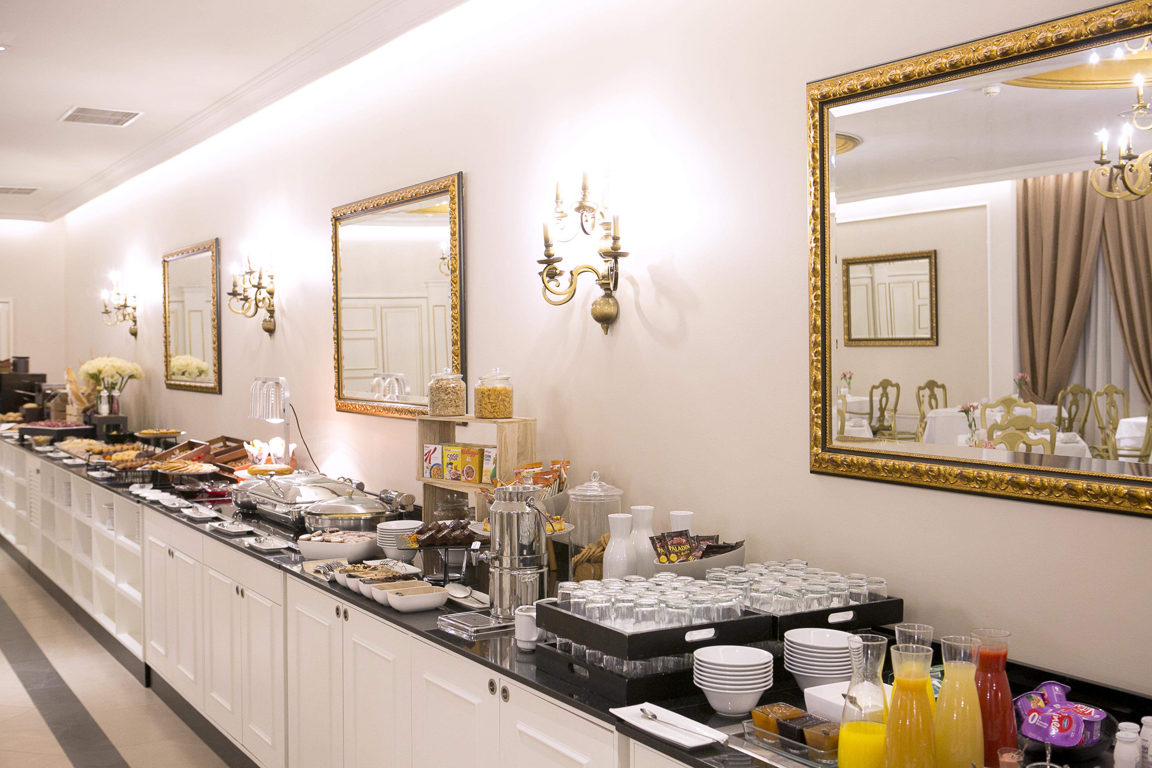 Eurostars Hotel De La Reconquista Oviedo Exterior photo A buffet at a hotel