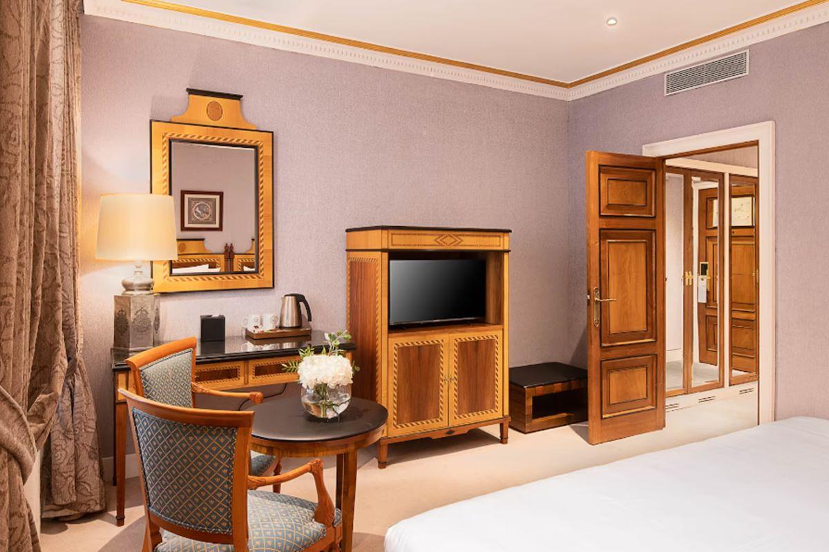 Eurostars Hotel De La Reconquista Oviedo Exterior photo A room at the hotel